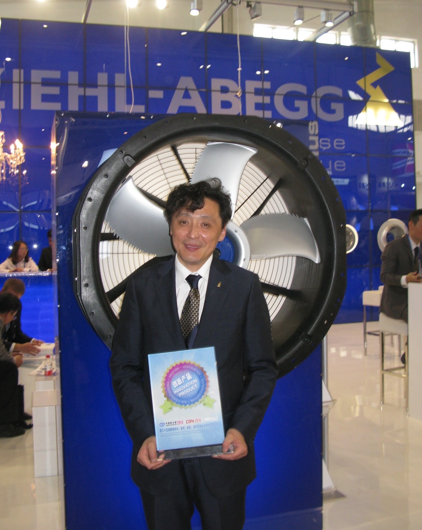 Jason Liu Managing Director of Ziehl-Abegg China in front of the fan system ZAplus-verkleinert