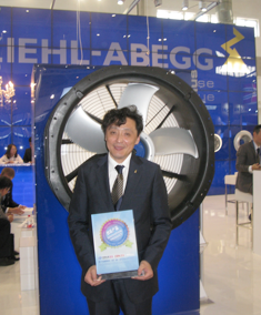 Jason Liu, Amministratore Delegato di Ziehl - Abegg Cina , presenta il certificato per il " Prodotto più  Innovativo dell’anno" alla China Refrigeration Expo. 