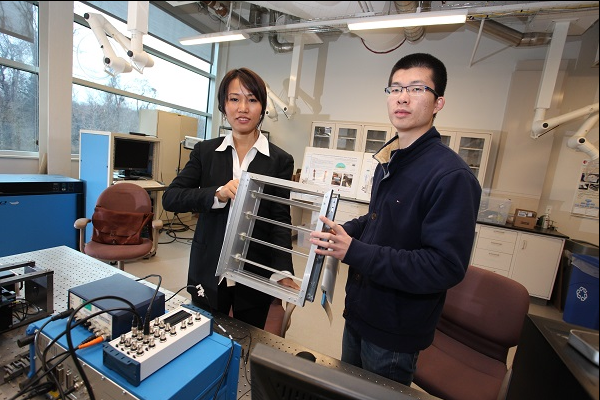 A sinistra: il Dr. Ya Wang, con uno dei suoi studenti (a destra) nel laboratorio di Stony Brook e con un prototipo di sviluppo per l'eSaver.