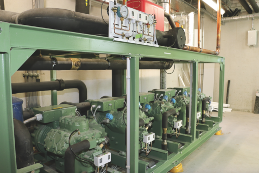 Cinque compressori a pistone ECOLINE di BITZER funzionano nello stadio R134a raffreddato ad aria e garantiscono costantemente la temperatura corretta dei mobili frigoriferi e delle celle frigorifere