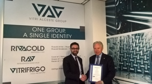Andrea Coscia, direttore TÜV Sud (a sinistra), consegna la certificazione ISO 9001: 2015 ad Alceste Vitri fondatore del gruppo VAG 